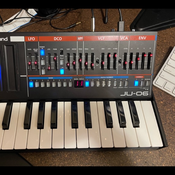 Roland JU-06 Boutique Series Synthesizer Module w/K-25m Keyboard - Picture 4 of 6